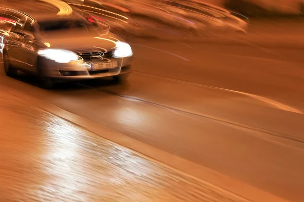 도는 저녁 빛과 추진된 자동차 — 스톡 사진