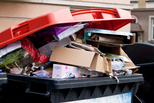 Afvalpapier inzamelpunten voor huishoudelijke rubbis — Stockfoto