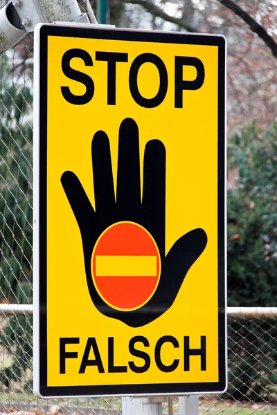Stoppschild für Geisterfahrer. Falschfahrer-Warnung — Stockfoto