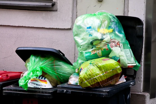 Separação do ponto de recolha de resíduos para o plástico w — Fotografia de Stock