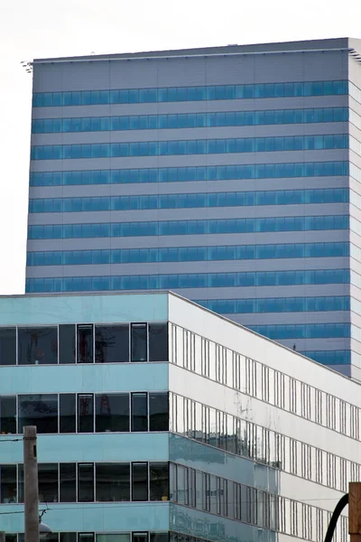 Ventana frontal de un moderno edificio de oficinas — Foto de Stock
