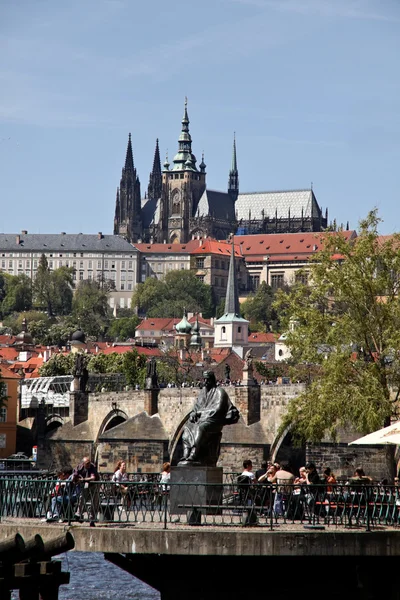 Praag, charles brug met de Praagse burcht en hrad — Stockfoto