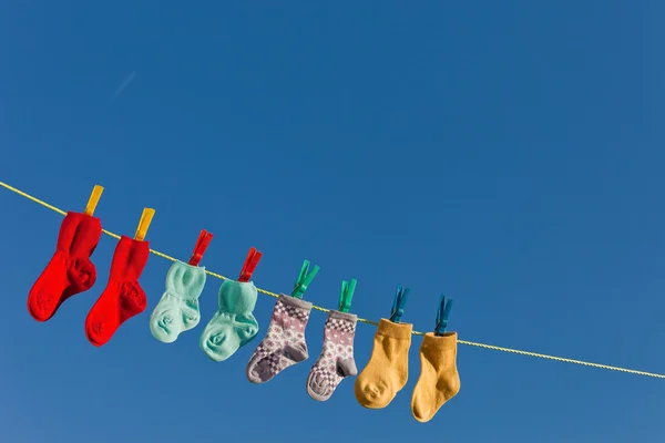 Baby sokken op de waslijn drogen — Stockfoto