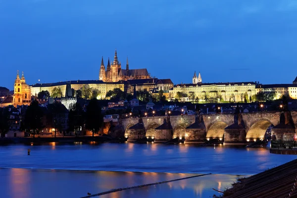 Prag, charles Köprüsü ve Prag hradcany castle — Stok fotoğraf