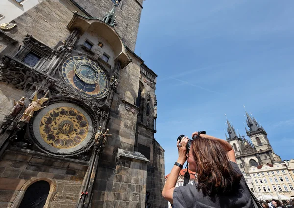 Reloj astronómico de Praga y la iglesia de la vi —  Fotos de Stock