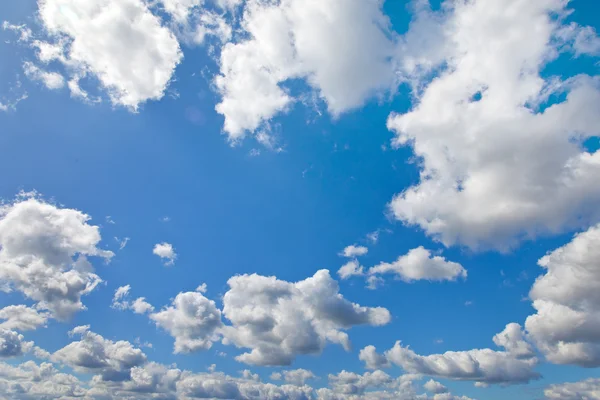 Ciel bleu avec des nuages blancs comme arrière-plan — Photo