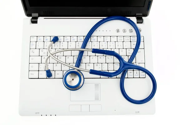 Stetoskop på laptop. datasäkerhet på praktikanten — Stockfoto