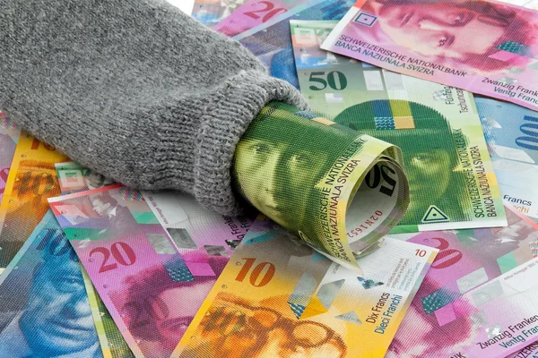 Œuf de nid avec billets en francs suisses — Photo