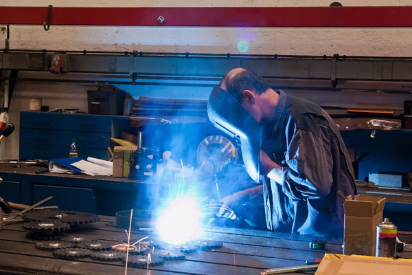 Soldadores en el taller en la industria metalúrgica — Foto de Stock