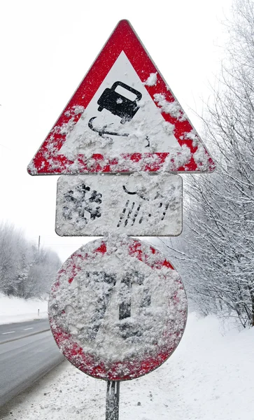 Verscheites sinais derrapando no inverno — Fotografia de Stock