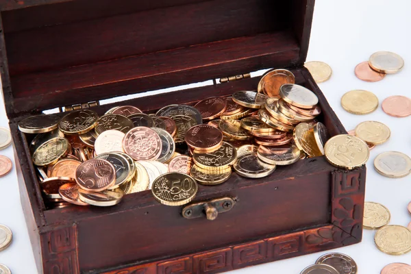 Schatzkiste mit Münzen € — Stockfoto