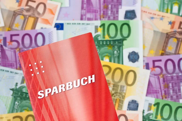Euro-Banknoten mit Sparbuch — Stockfoto