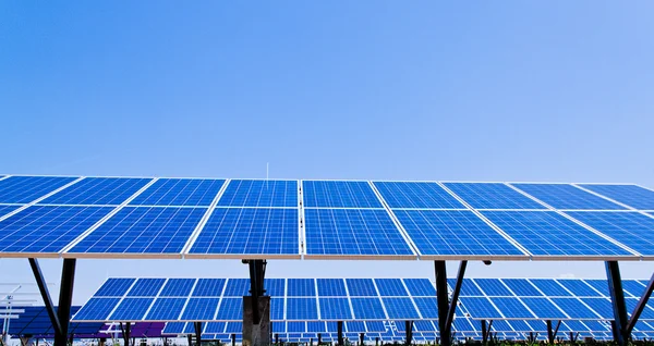 Alternatieve zonne-energie. zonne-energiecentrale — Stockfoto