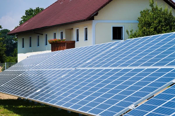 Energia solar alternativa. usina de energia solar — Fotografia de Stock