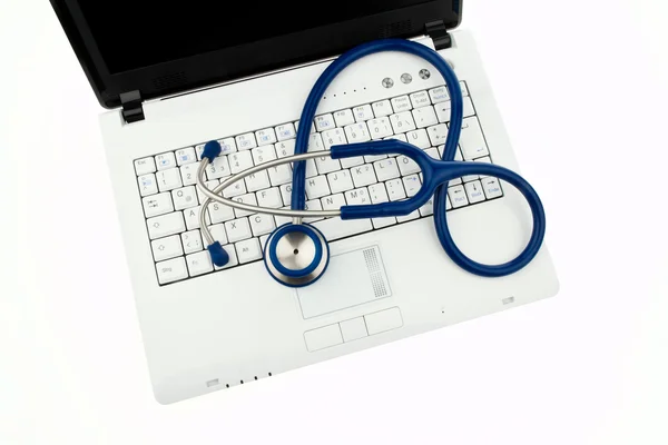 Stethoscoop op laptop. beveiliging van de gegevens op de stagiair — Stockfoto