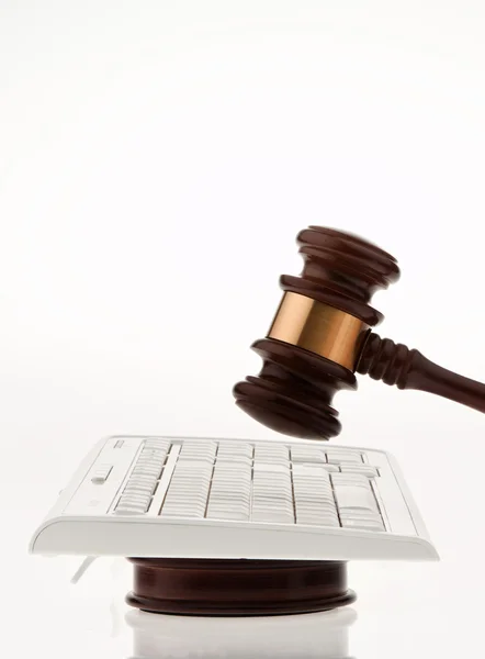 Kladívko a klávesnice. právní jistota na interne — Stock fotografie
