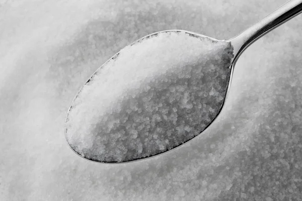 Azúcar cristalina en una cuchara —  Fotos de Stock