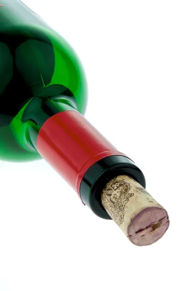 Vinflaska med rött vin och korkar — Stockfoto