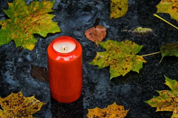 Grób światła w dzień wszystkich świętych na jesieni z lea — Zdjęcie stockowe