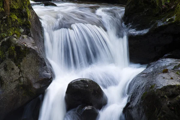 Arroyo con agua corriente y piedras (rocas ) —  Fotos de Stock