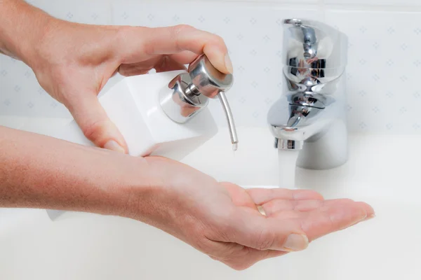 手を洗います。新しい豚インフルエンザ保護 (hn1) — ストック写真