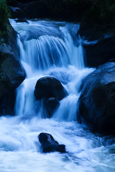 Ruisseau avec eau courante et pierres (rochers ) — Photo