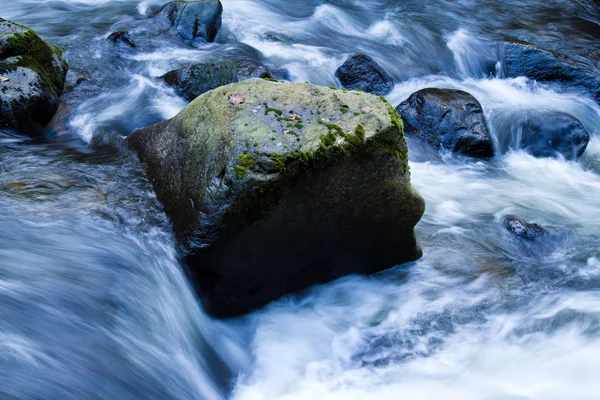 Potok s tekoucí vodou a kameny (skály) — Stock fotografie