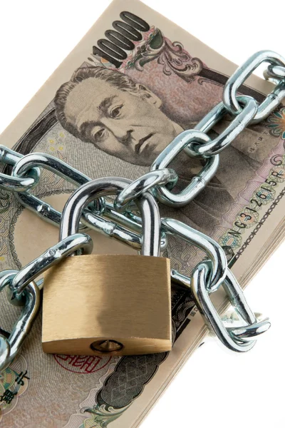 Japanese yen bank notes with lock and chain — Stock Photo, Image