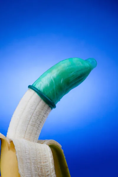 바나나와 함께 콘돔입니다. 예방 및 에이즈에 대 한 아이콘. — 스톡 사진