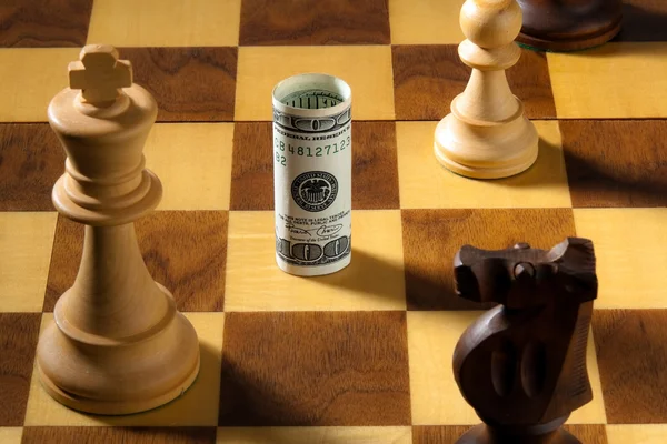 Schach mit Dollar- und Euroschein. Dollar-Abwertung — Stockfoto