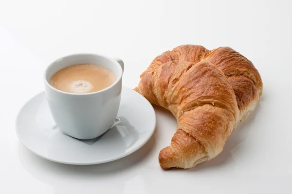 Croissant, pasticcini e caffè in una tazza per una pausa — Foto Stock