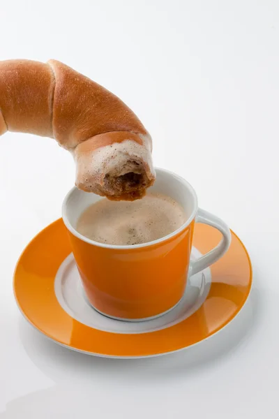 Croissant de pastelaria vienense e xícara de café para br — Fotografia de Stock