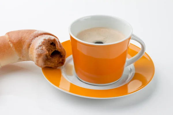 Croissant pasticceria viennese e tazza di caffè per br — Foto Stock