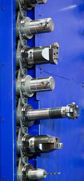 Cnc фрезерная фрезерная головка в металлообрабатывающей промышленности — стоковое фото