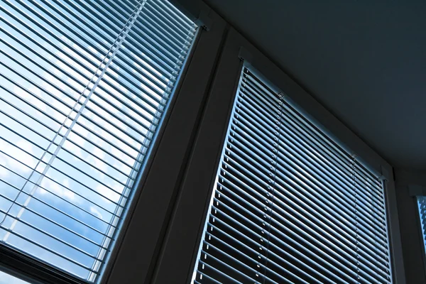 Stores de fenêtre pour la protection solaire, protection thermique — Photo
