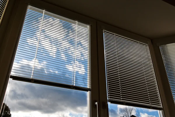 窗口遮阳帘太阳保护、 热保护 — 图库照片