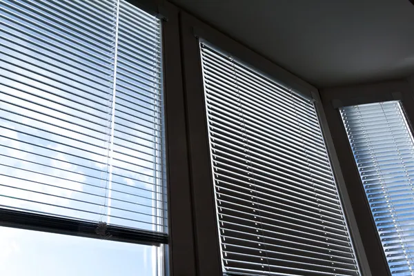 Cortinas de janela para proteção solar, proteção contra calor — Fotografia de Stock