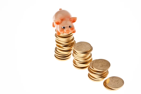 Piggy bank-érmék az euro-érmék cölöpök — Stock Fotó