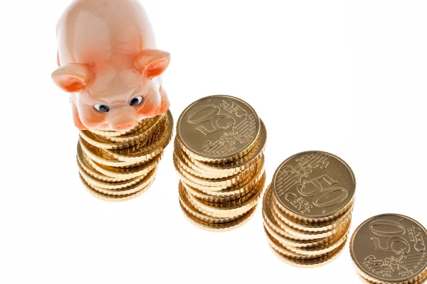 Piggy bank-érmék az euro-érmék cölöpök — Stock Fotó
