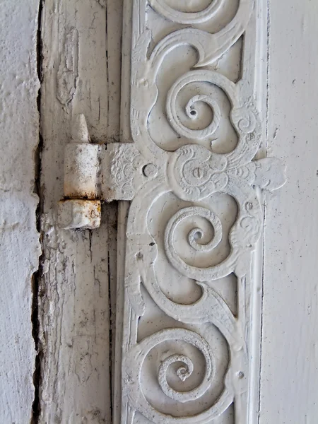 Uma dobradiça velha da porta de um edifício residencial — Fotografia de Stock