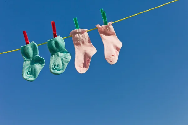 Дитячі шкарпетки на лінії одягу для сушіння — стокове фото