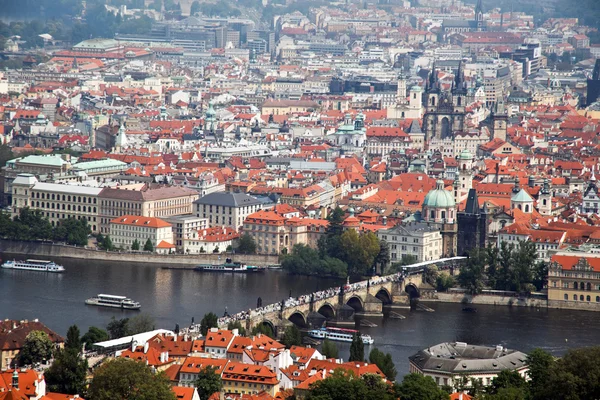 Prag, Blick auf die Stadt vom Aussichtsturm auf Karlsbrü — Stockfoto