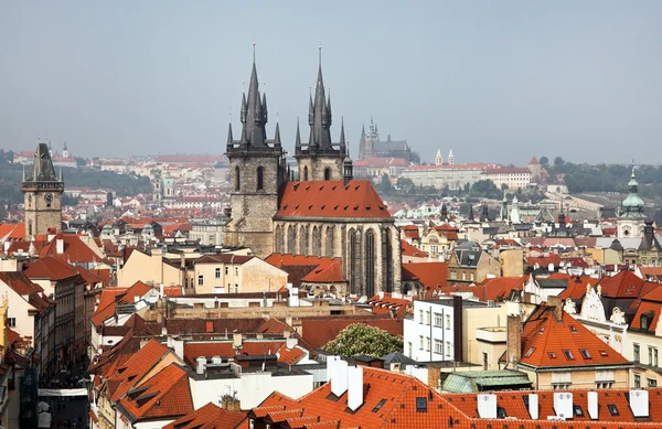 Praha, město a panorama pohled z obran prášek — Stock fotografie