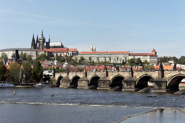 Praag, de Karelsbrug en Praag kasteel hradcany — Stockfoto