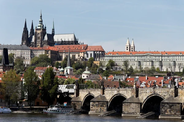 Praga, puente de Charles y el castillo de Prague hradjalá —  Fotos de Stock