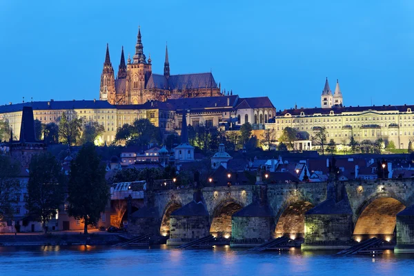 Praha, Karlův most a Pražský hrad, Hradčany na na — Stock fotografie