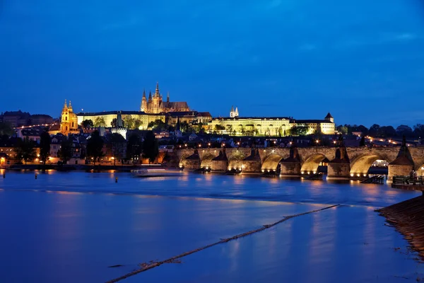 Praga, ponte Carlo e castello di Praga hradcany a na — Foto Stock