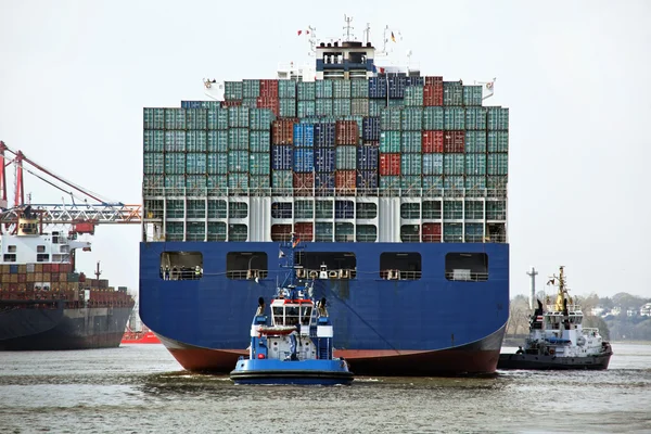 Statek towarowy z kontenerów w porcie w Hamburgu — Zdjęcie stockowe