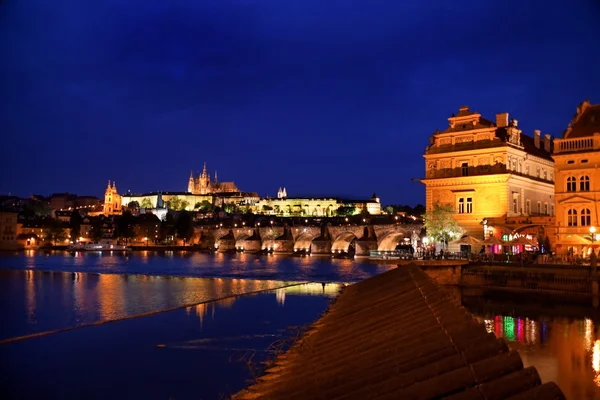 Praag, de Karelsbrug en Praag kasteel hradcany op na — Stockfoto