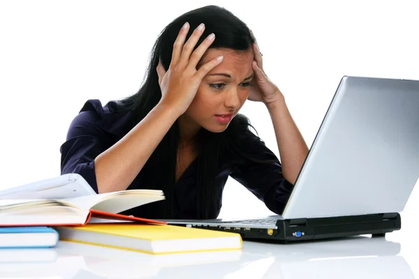 Bir dizüstü bilgisayar ile çaresiz genç kadın — Stok fotoğraf